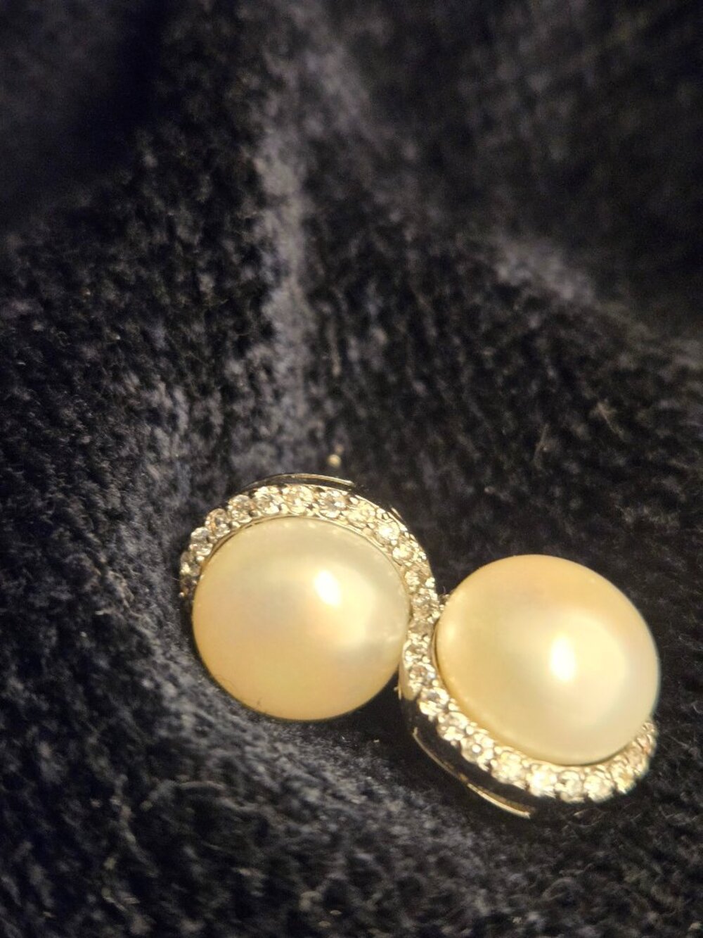 Natural pearl and rhinestone halo stud sterling silver earrings.